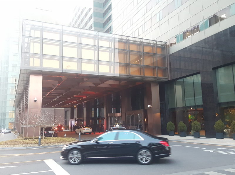 차량, 육상 차량, 바퀴, 건물, 야외, 하늘, 도로, 중형차, 이그제큐티브 카, 스포츠 세단, 럭셔리 자동차, 패밀리 카, 세단, 타이어, 개인용 럭셔리카, 차량 번호판, 거리, 자동차, 시티, 다운타운, 슈퍼카