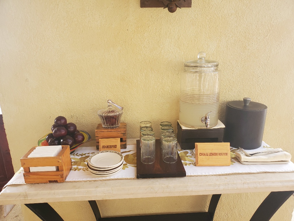 벽, 가구, 테이블, 실내, 꽃병, 주전자, 커피 테이블, 테이블웨어, 정물, 냄비