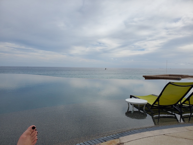 야외, 하늘, 구름, 물, 가구, 호수, 지상, 일광욕 의자, 의자, 해변, 앉기, 사람