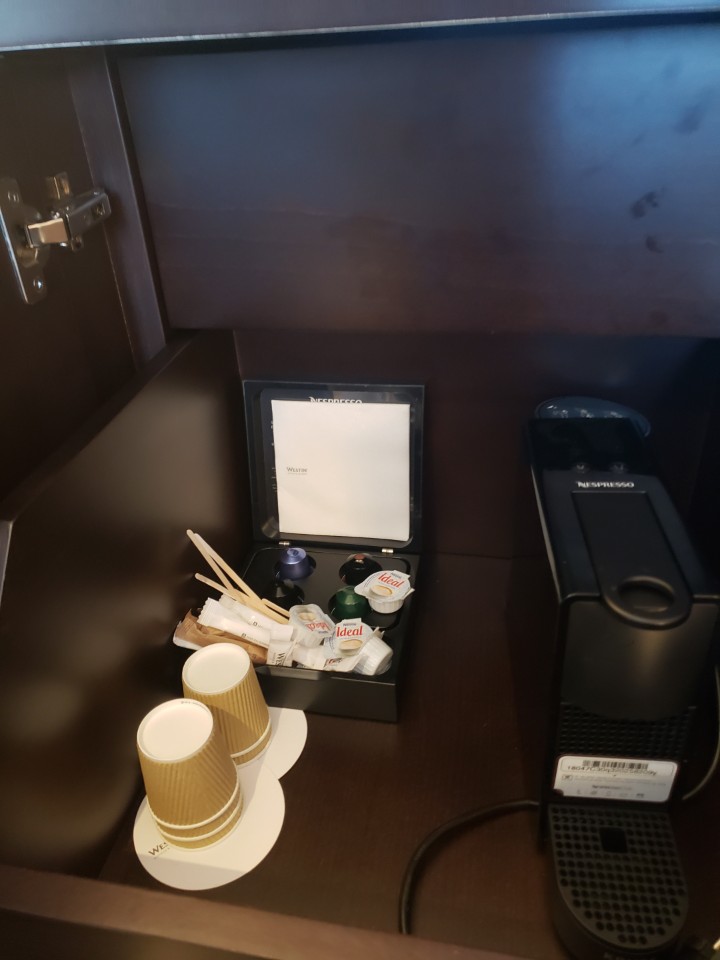 실내, 벽, 커피, 컴퓨터, 테이블, 휴대 전화