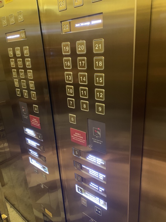 텍스트, 실내, 엘리베이터, 표지판