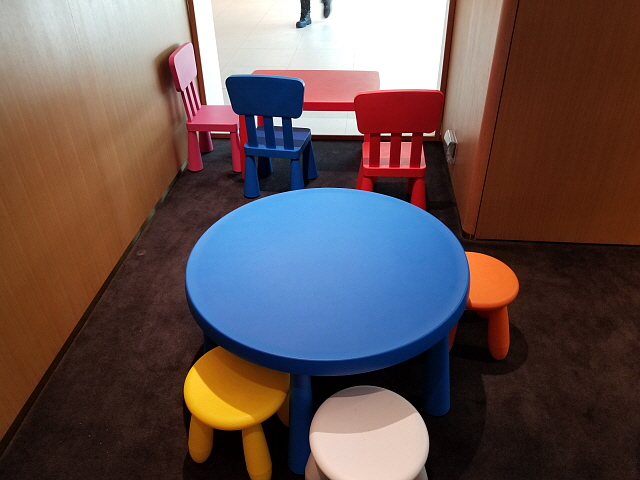 바닥, 실내, 가구, 벽, 바닥재, 커피 테이블, 스툴, 의자, 블루, 방, 테이블