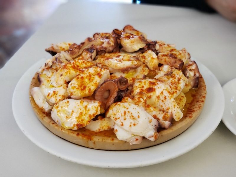 음식, 접시, 요리, 패스트푸드, 식사, 실내, 테이블, 레시피, 아침 식사, 토핑, 피자, 슬라이스, 치즈