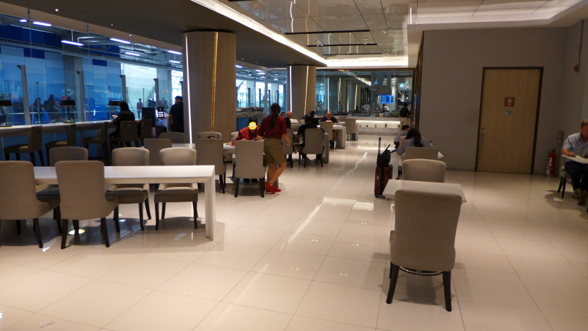 가구, 실내, 의자, 테이블, 바닥, 천장, 인테리어 디자인, 로비, 홀, 바닥재, 청결함, 커피 테이블, 대기실, 방, 벽, 사람, 사람들, 공항