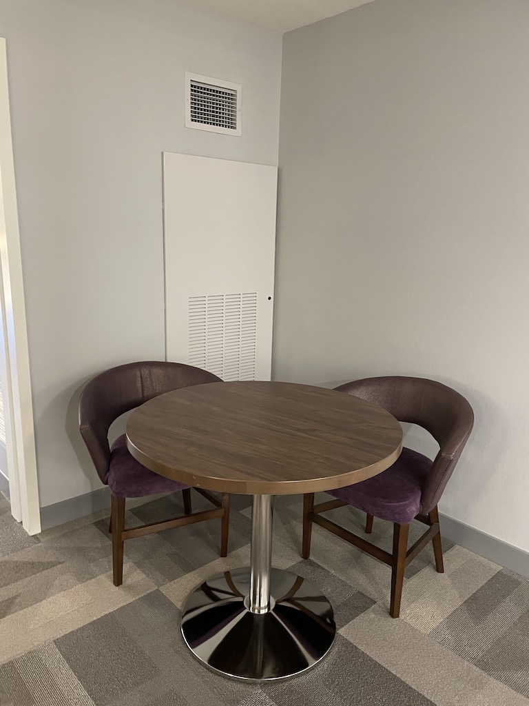 벽, 실내, 가구, 바닥, 테이블, 인테리어 디자인, 커피 테이블, 바닥재, 방, 의자, 둥근, 디자인