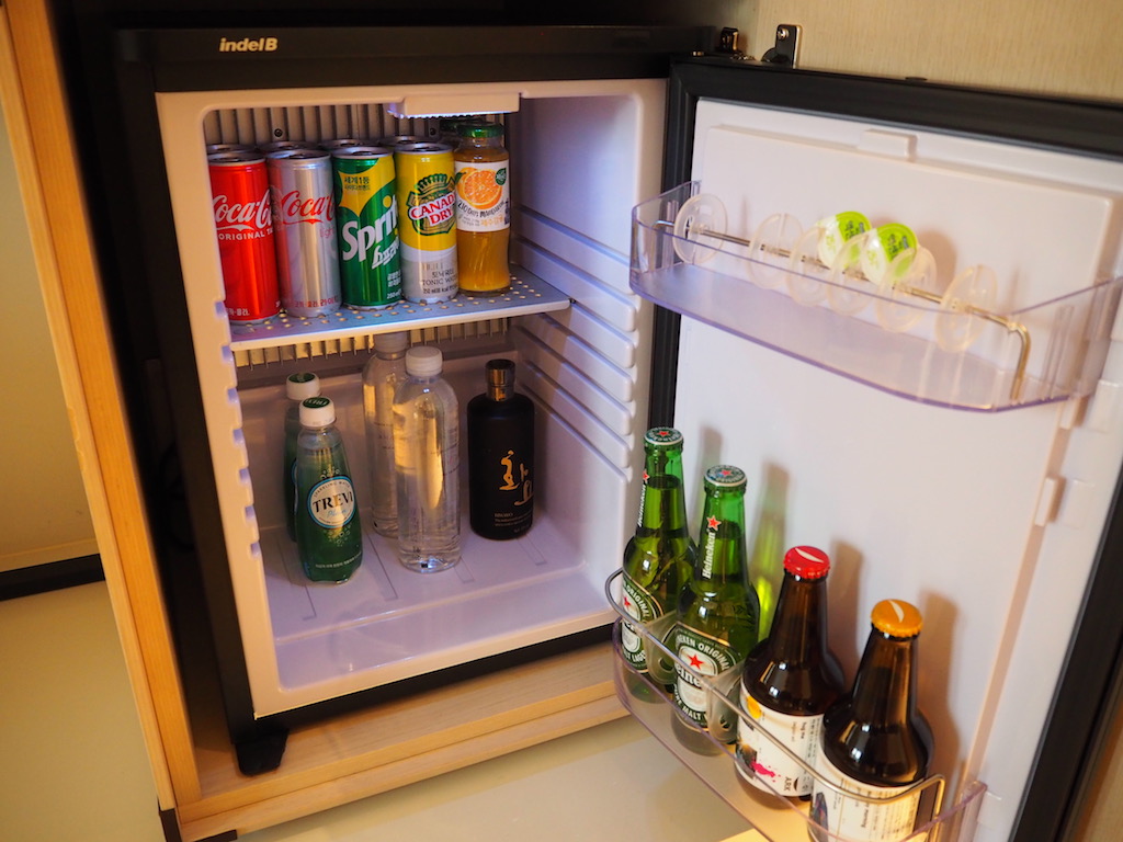 주방가전, 가전용품, 미니 바, 실내, 냉장고, 가전, 청량 음료, 병, 음료, 맥주
