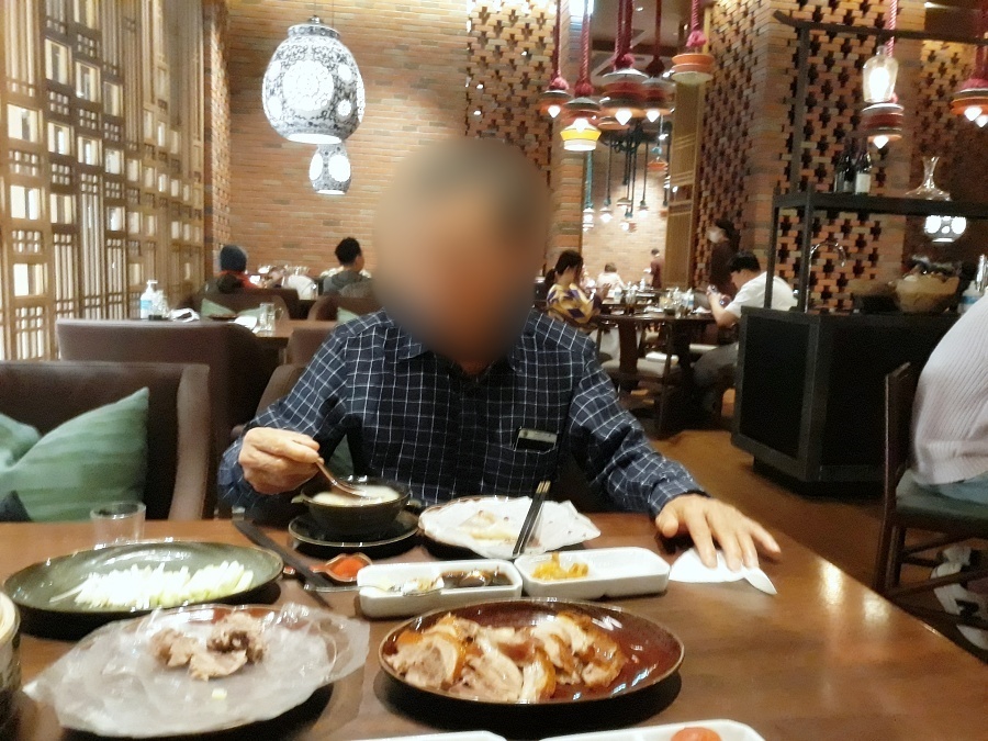 실내, 사람, 테이블웨어, 의류, 음식, 플래터, 가구, 레스토랑, 접시, 벽, 디너, 저녁 식사, 식기, 사발, 앉기, 먹기, 식사, 다이닝, 테이블