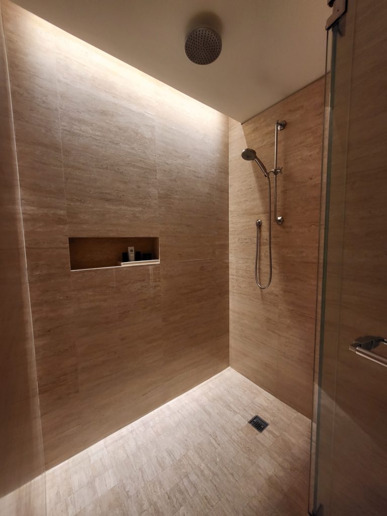 벽, 실내, 샤워실, 욕실, 타일, 인테리어 디자인, 벽토, 바닥재, 바닥, 천장, 거울