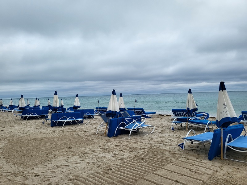 야외, 하늘, 해변, 구름, 지상, 일광욕 의자, 물, 앉기, 블루, 모래가 있는, 의자, 모래, 대양