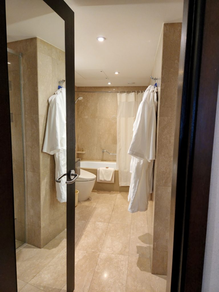 실내, 벽, 욕실, 욕실 액세서리, 타일, 거울, 배관 설비, 화장실, 바닥, 배관, 인테리어 디자인, 샤워실, 호텔, 수건