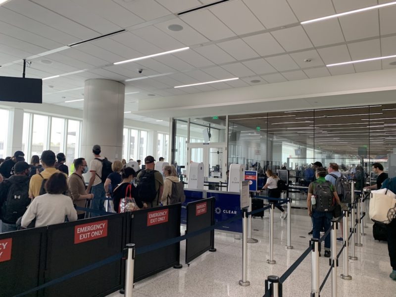의류, 실내, 천장, 사람들, 사람, 체크인, 공항, 그룹