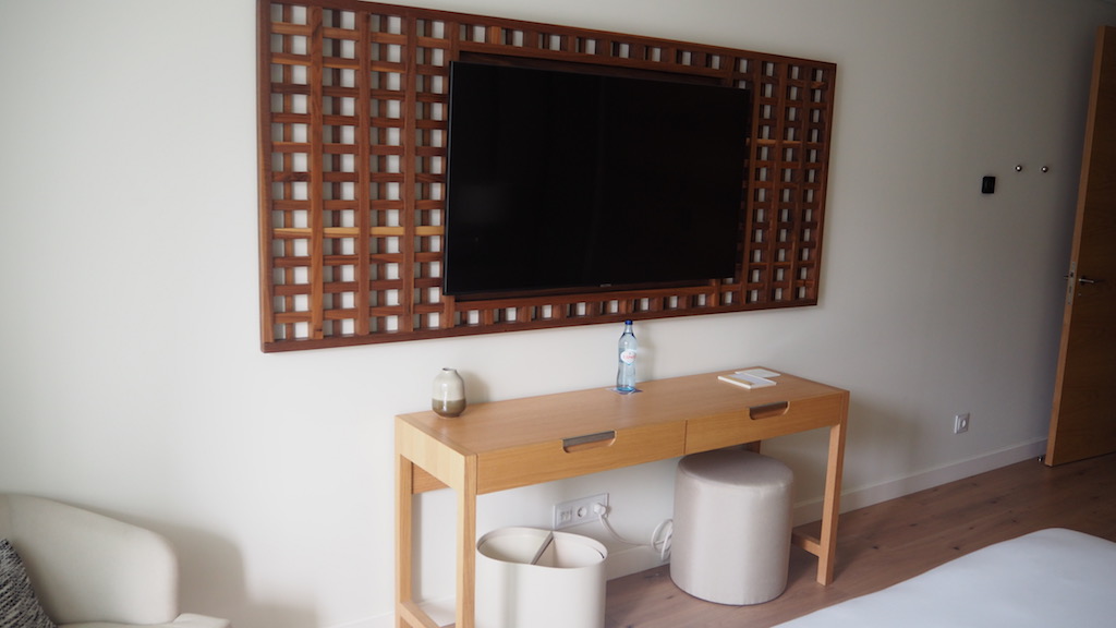 벽, 실내, 가구, 인테리어 디자인, 사진 액자, 커피 테이블, 거울, 아지트, 집, 바닥, 방, 텔레비전, 테이블, 커피