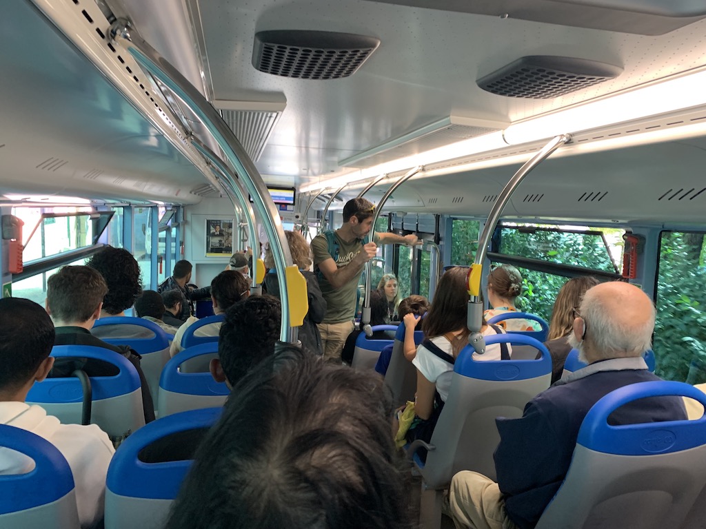 승객, 의류, 사람, 버스, 차량, 대중 교통, 사람들, 기차