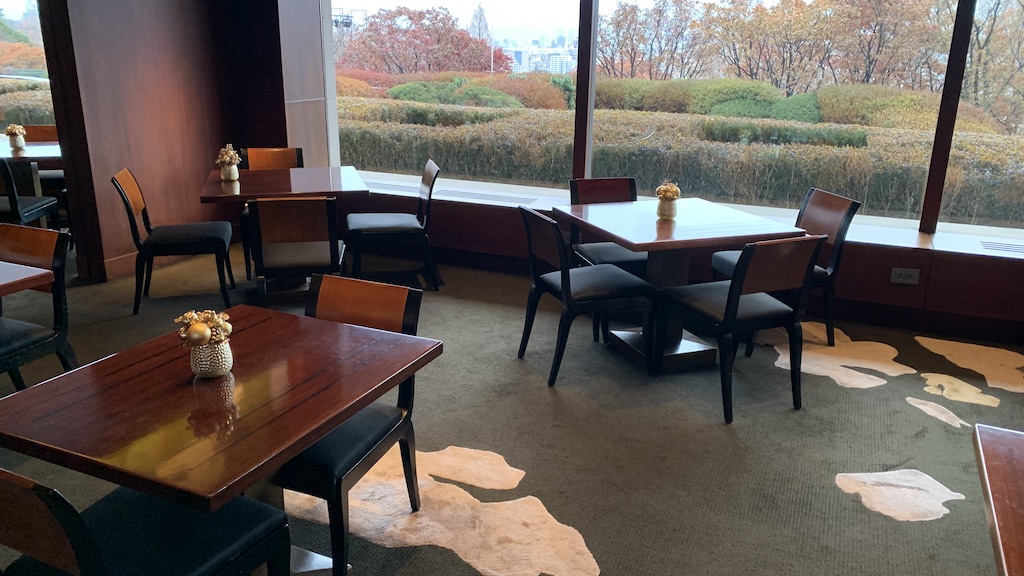 가구, 커피 테이블, 바닥, 실내, 테이블, 주방 및 식당 테이블, 창문, 팔걸이, 인테리어 디자인, 방, 거실, 의자, 다이닝