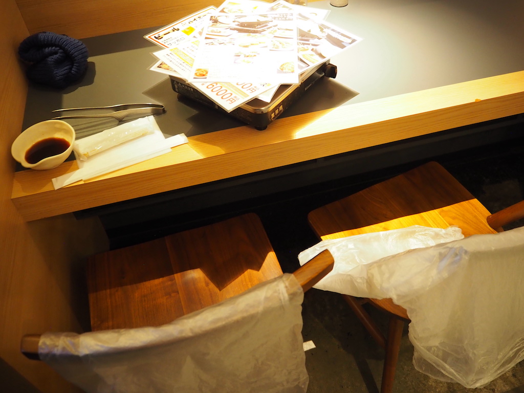 실내, 테이블, 벽, 종이, 액세서리, 바닥, 목재, 예술
