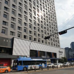 a bus parked in front of a building