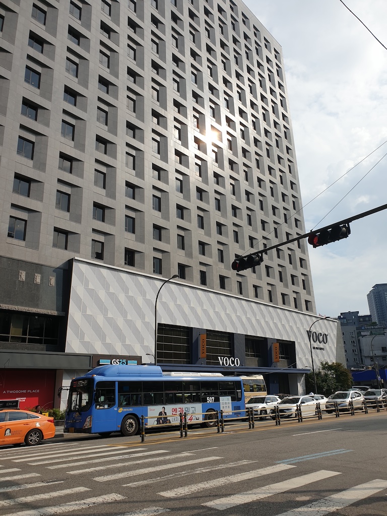 a bus parked in front of a building