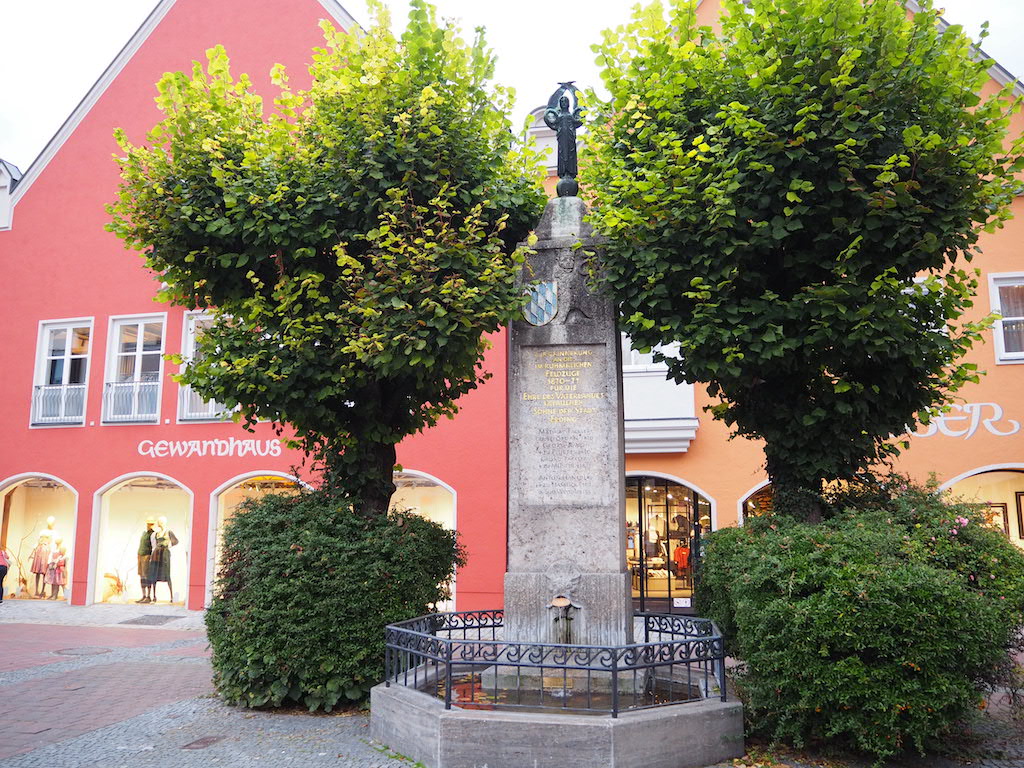 a statue in front of a building