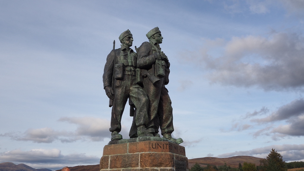 a statue of a man and a woman