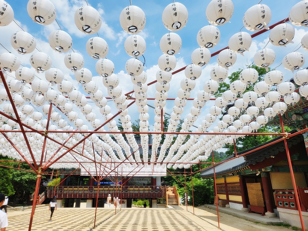 a building with many white balloons