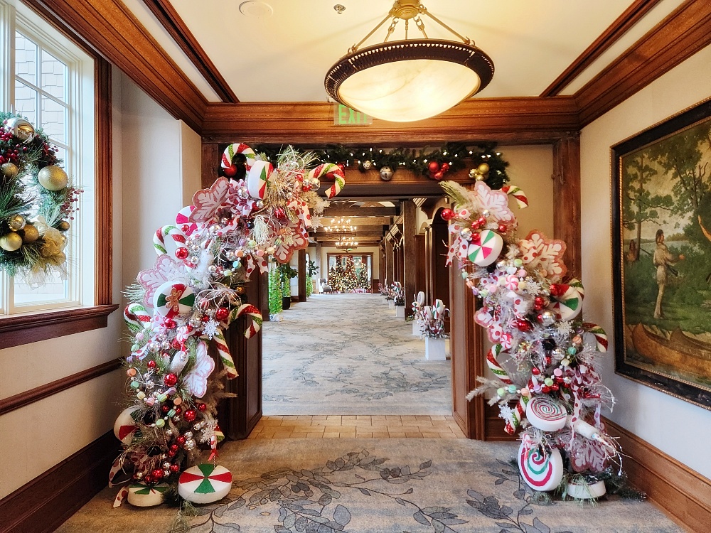 a room with a decorated entry way