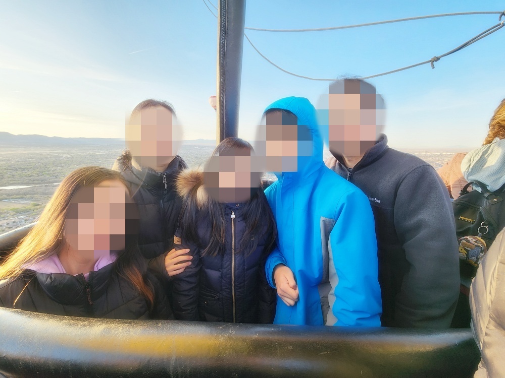 사람, 하늘, 의류, 야외, 재킷, 인간의 얼굴, 사람들, 여성, 그룹