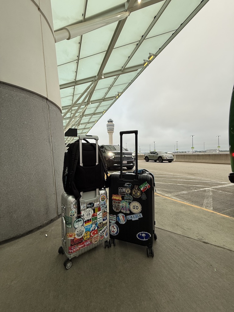 하늘, 수하물, 공항, 야외, 지상, 바닥, 실내