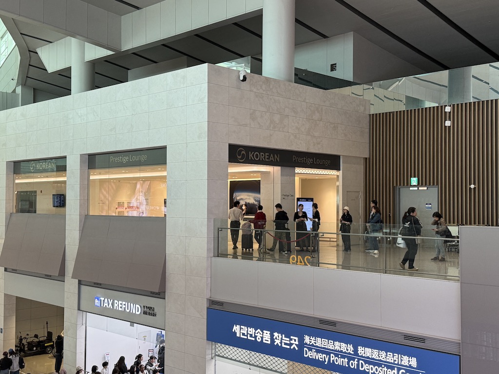 텍스트, 실내, 사람, 건물, 천장, 사람들, 벽, 홀