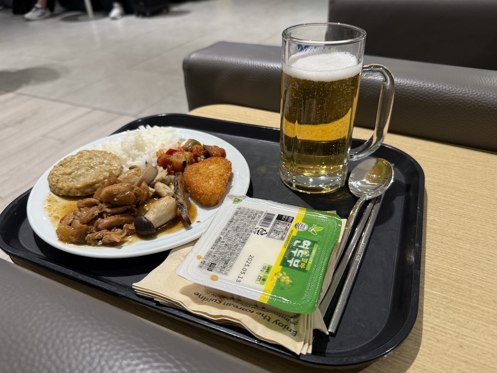 테이블, 식사, 음식, 패스트푸드, 테이블웨어, 스낵, 접시, 텍스트, 브런치, 실내, 요리, 점심, 맥주, 아침 식사, 음료