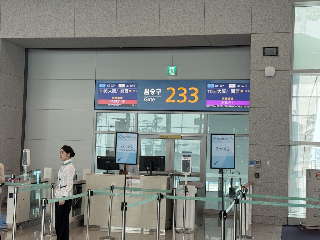 텍스트, 의류, 사람, 실내, 사람들