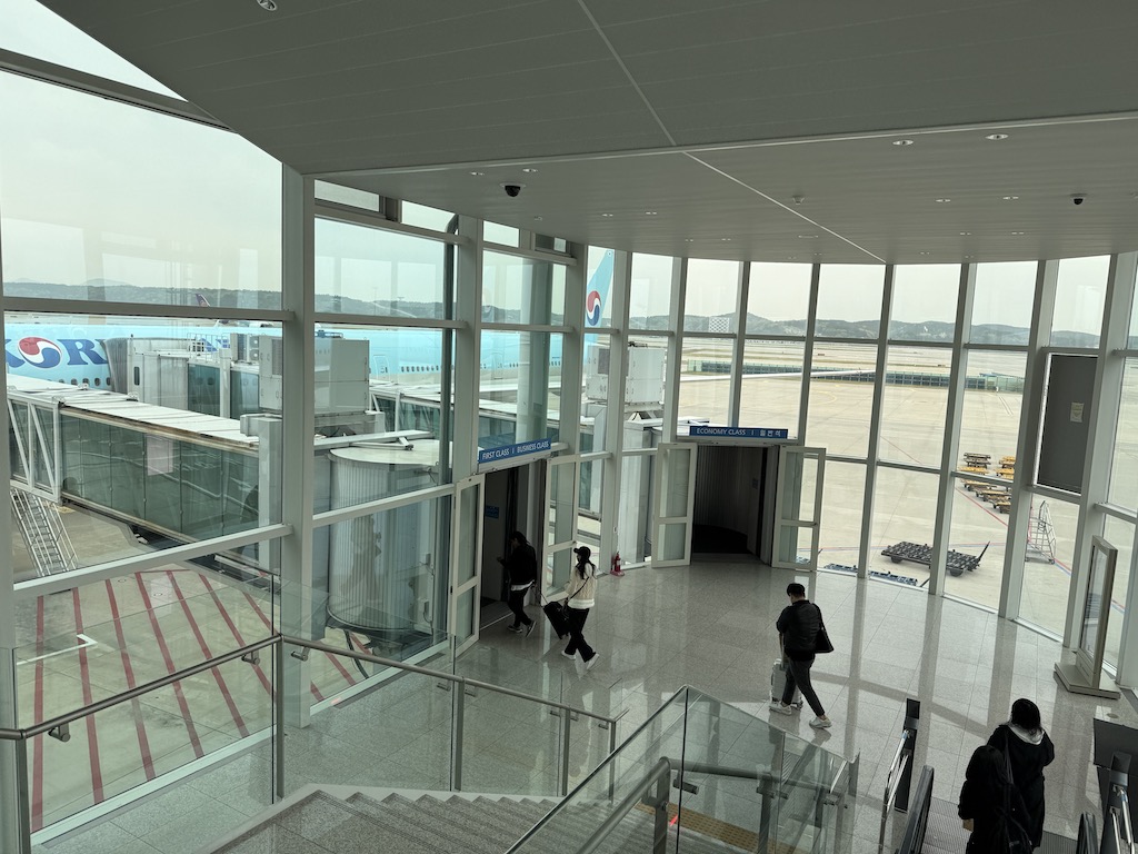 일광, 건물, 실내, 투명 소재, 알루미늄, 공항, 바닥, 사람들, 천장, 사람