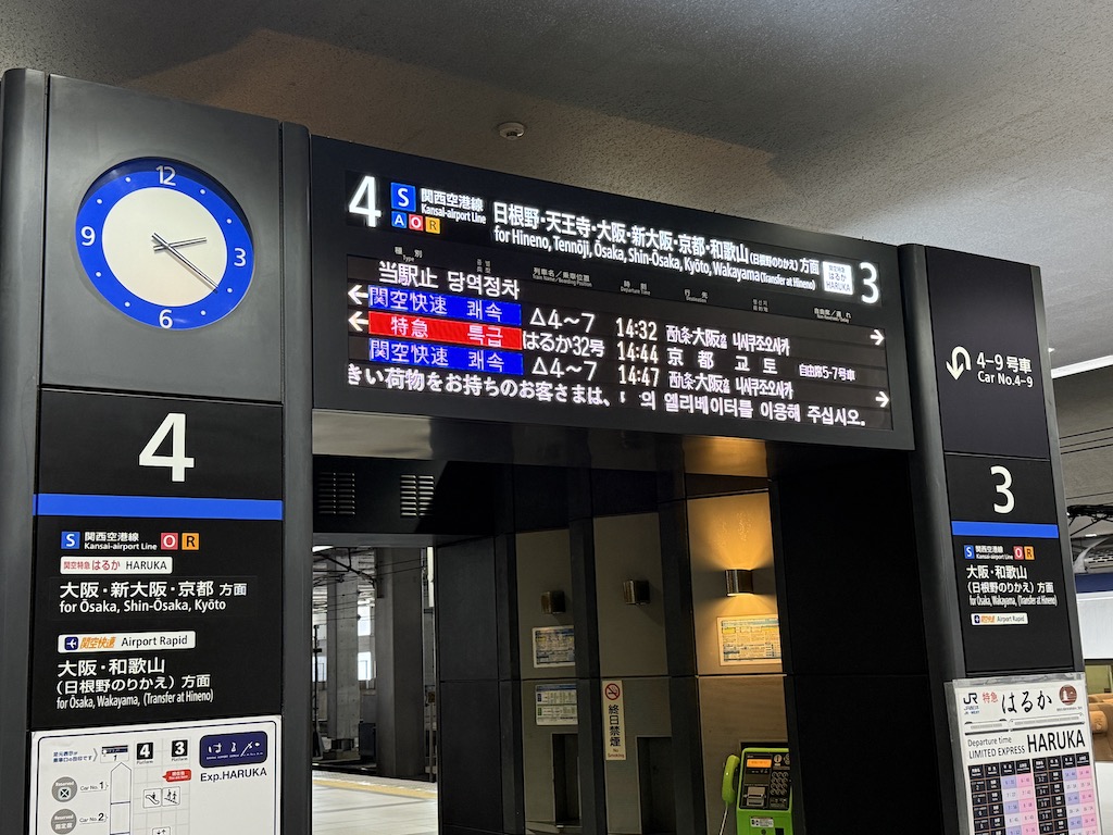 텍스트, 시계, 간판, 네온 간판, 표지판, 벽, 실내