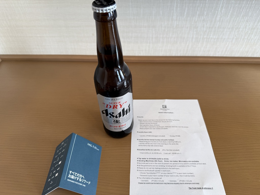 텍스트, 음료, 병, 유리병, 알코올 음료, 실내, 맥주병, 테이블, 맥주, 알코올