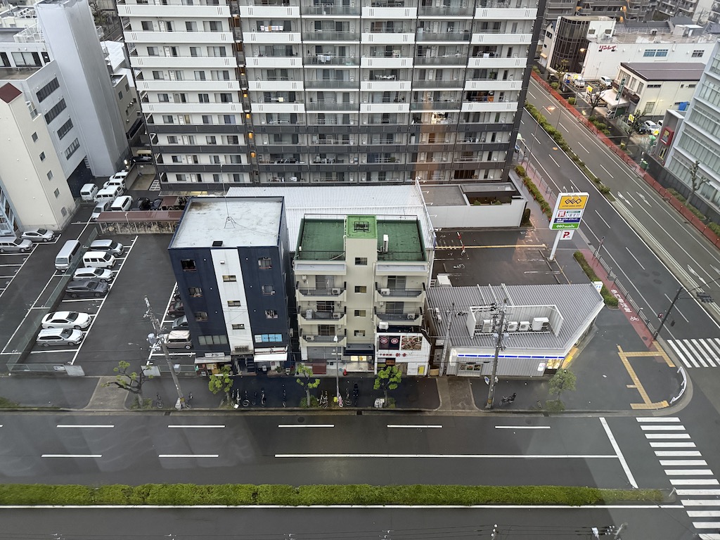 건물, 야외, 도시 디자인, 수도권, 도시 지역, 교차로, 도로, 혼용, 정션, 대도시, 자동차, 차량, 다운타운, 주거 지역, 타워 블록, 주변지역, 인프라, 길, 상업용 건물, 주요 도로, 아파트, 거리, 시티