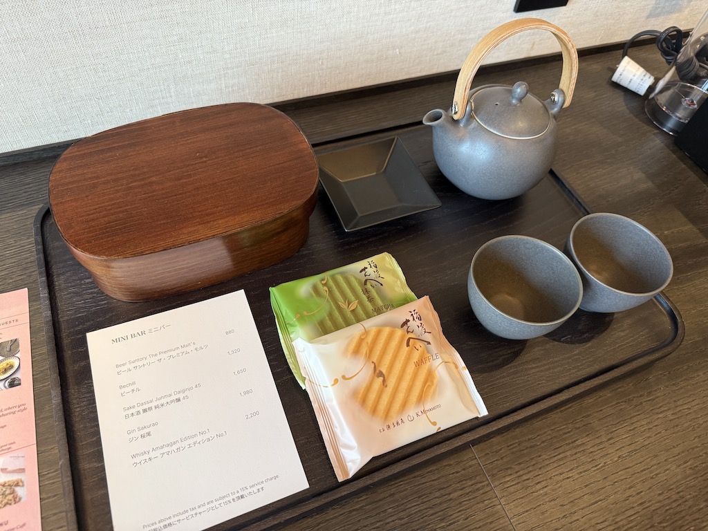 텍스트, 테이블웨어, 테이블, 실내, 사발, 영수증, 서브웨어, 메뉴, 커피잔, 차, 주방 도구, 머그잔, 트레이, 음식, 바닥, 커피, 목재
