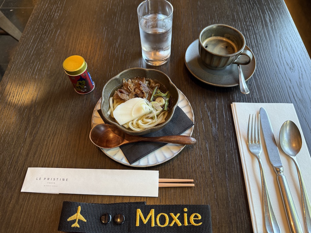 테이블웨어, 주방 도구, 음식, 식사, 서브웨어, 식기, 은식기, 포크, 텍스트, 음료, 사발, 실내, 주방용품, 받침 접시, 음료용기, 접시, 플래터, 가정용 은식기, 브런치, 차, 요리, 컵, 숟가락, 아침 식사, 테이블