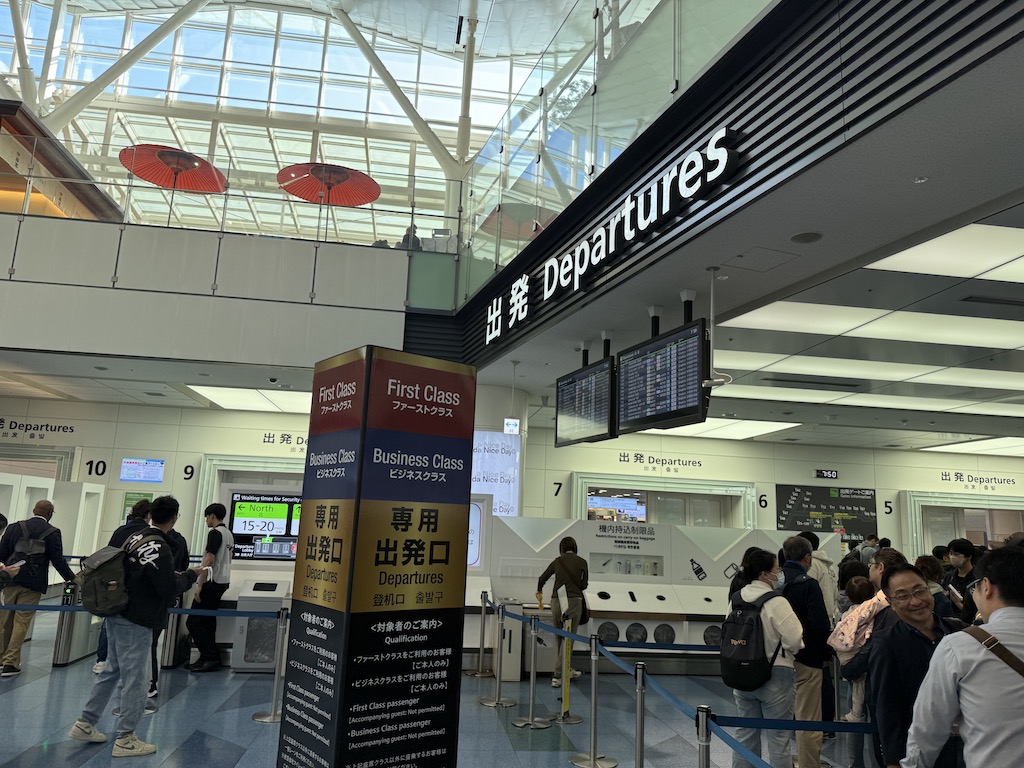 텍스트, 의류, 사람, 사람들, 신발류, 건물, 실내, 쇼핑몰, 천장, 스탠딩, 공항