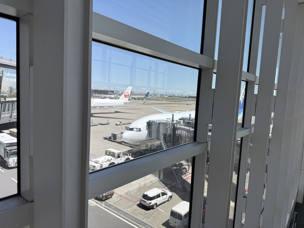 하늘, 야외, 건물, 차량, 공항, 창문, 비행기, 지상