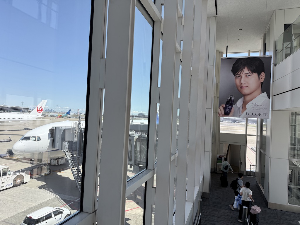 하늘, 사람, 의류, 야외, 건물, 차량, 비행기, 지상, 공항