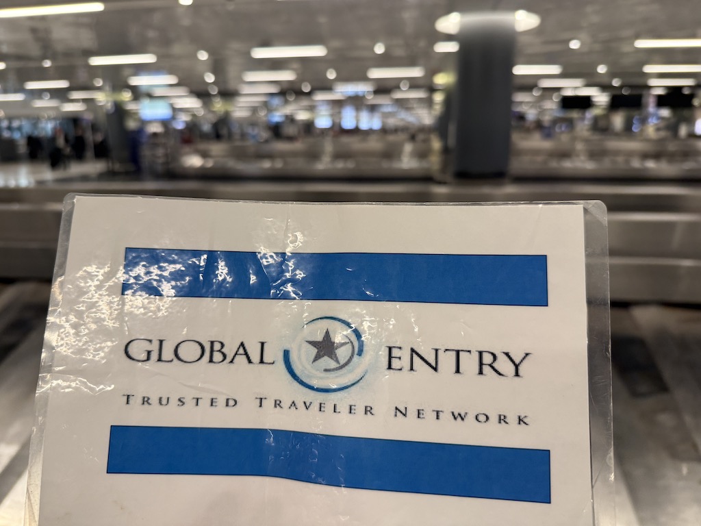 텍스트, 건물, 표지판, 실내, 볼링, 공항