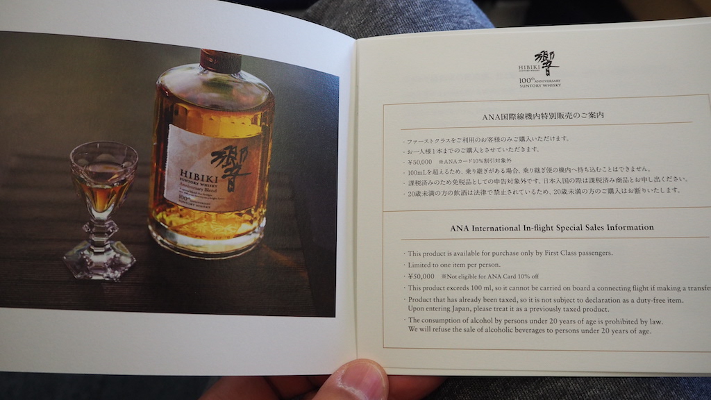 텍스트, 음료, 알코올 음료, 메뉴, 맥주, 책, 병, 알코올, 사람, 실내, 청량 음료