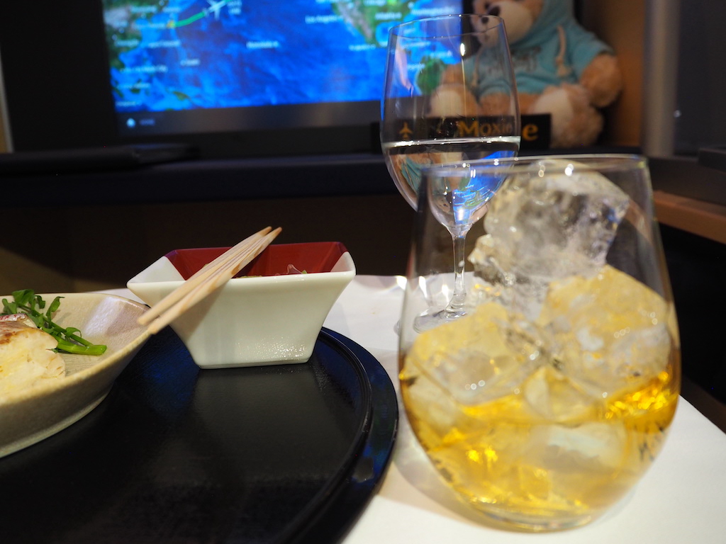 실내, 테이블웨어, 테이블, 음료, 음식, 앉기, 사람, 식기