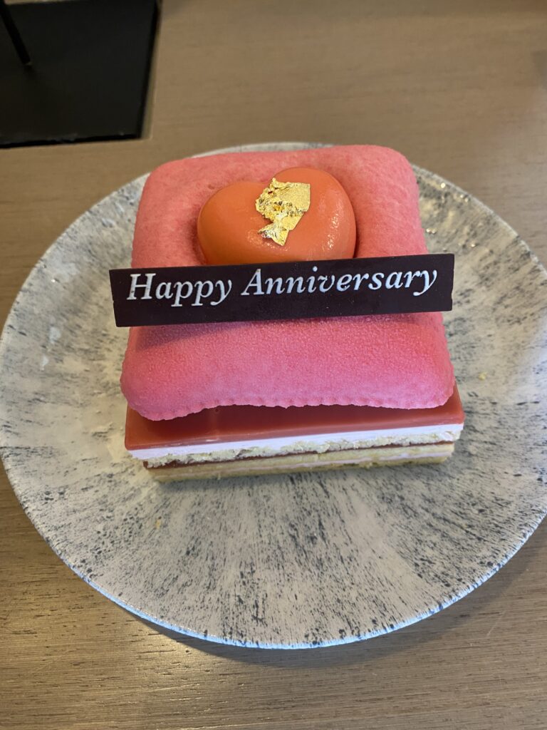 텍스트, 제빵 제품, 케이크, 생일 케이크, 디저트, 접시, 테이블, 실내, 핑크, 음식, 바닥