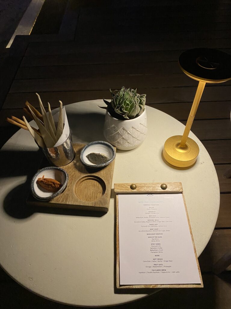 텍스트, 영수증, 테이블웨어, 메뉴, 꽃병, 접시, 실내, 테이블, 종이