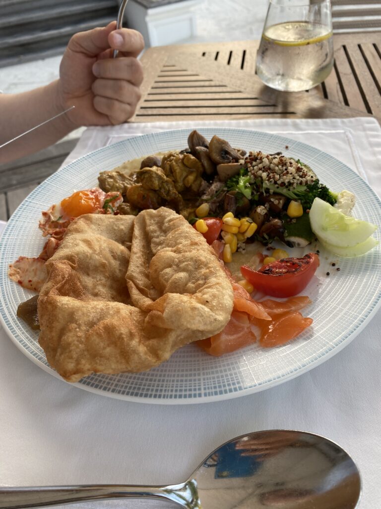 테이블웨어, 식사, 접시, 요리, 음식, 주방 도구, 테이블, 포크, 채소, 브런치, 음료, 플래터, 패스트푸드, 저녁 식사, 식기, 은식기, 숟가락, 사람, 반찬, 디너, 식재료, 점심, 서브웨어, 레스토랑, 레시피, 치케티, 실내, 컵, 샐러드