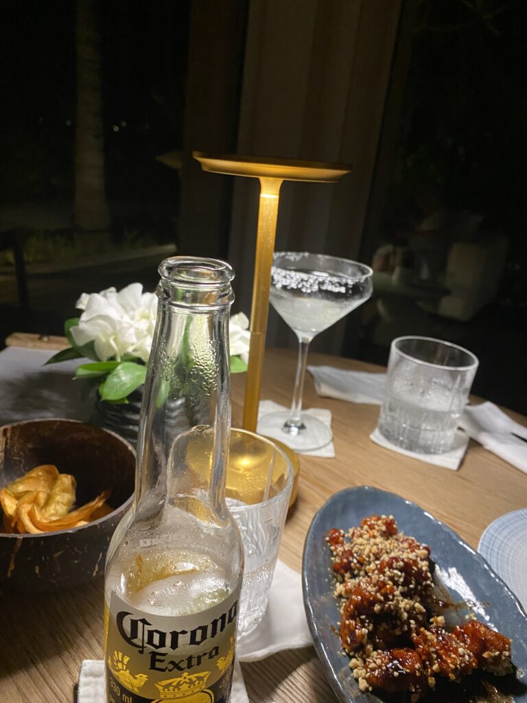 테이블웨어, 테이블, 음식, 실내, 음료, 식사, 병, 바웨어, 스낵, 사발, 음료용기, 포도주, 유리, 앉기, 여러