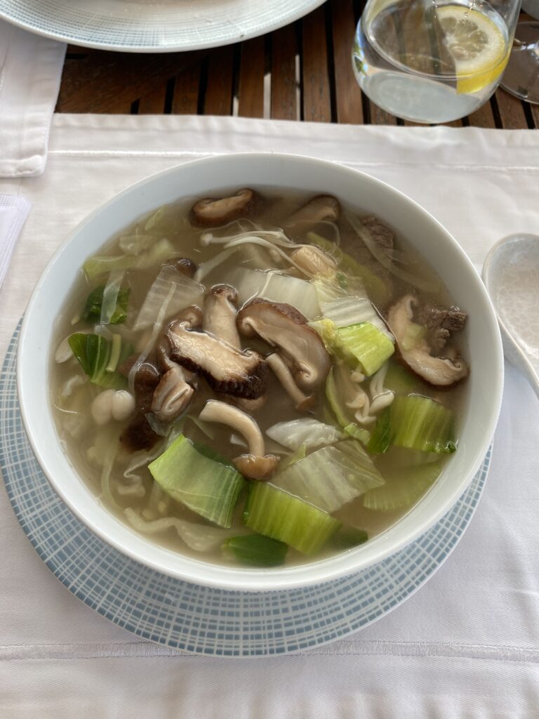 음식, 스톡, 테이블웨어, 아시아식 수프, 육수, 요리, 접시, 다시, 테이블, 식기, 소토, 수프, 치킨 수프, 설렁탕, 돼지창자탕, 숟가락, 사발, 라멘, 실내, 국수, 레스토랑