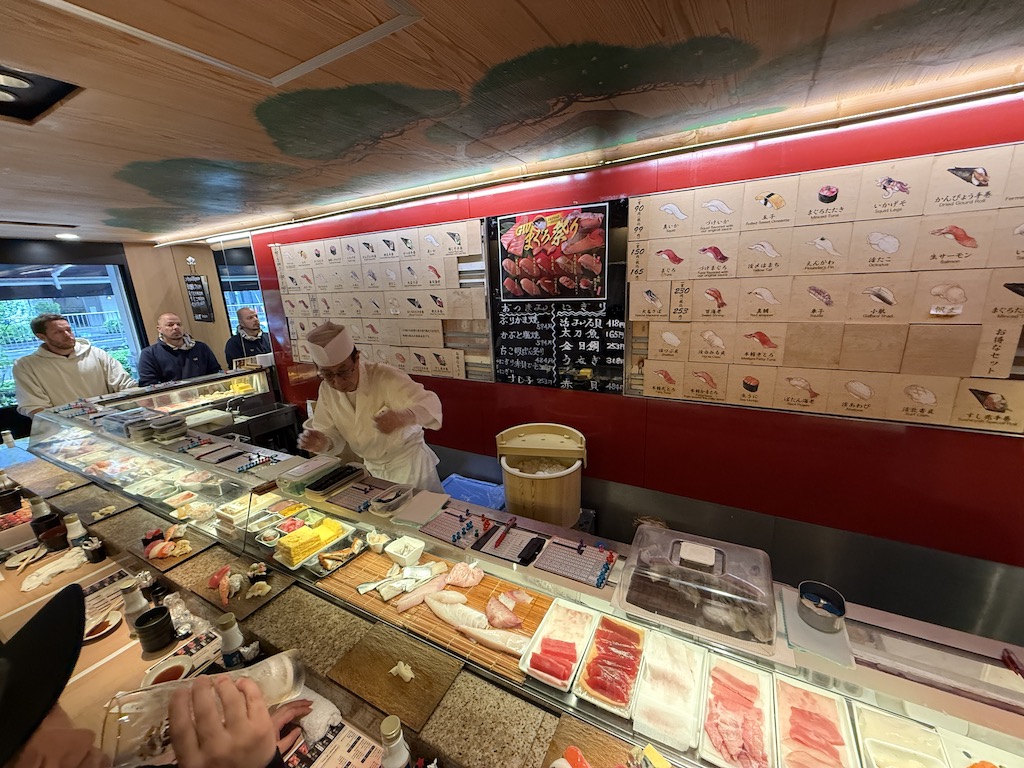텍스트, 실내, 패스트푸드, 음식, 메뉴, 천장, 벽, 사람, 숍