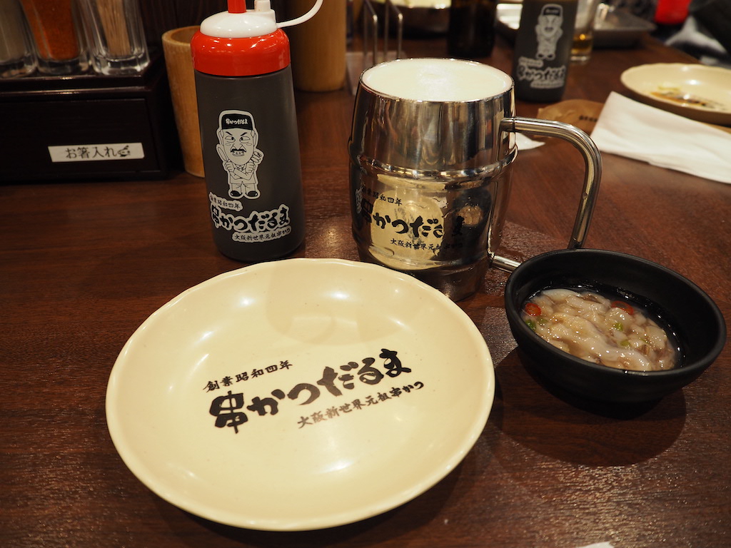 실내, 테이블, 사발, 믹싱볼, 주방용품, 접시, 병, 식기, 음식, 서브웨어, 음료, 테이블웨어, 커피