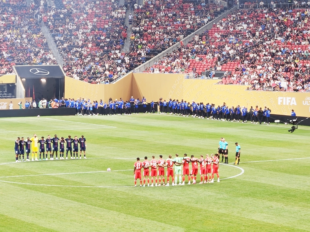 잔디, 야외, 경기장, 스포츠 경기장, 사람, 축구, 인공 잔디, 팬, 건물, 축구 전용 경기장, 팀, 풋볼 선수, 구기 경기, 그룹, 들판, 플레이어, 사람들, 군중